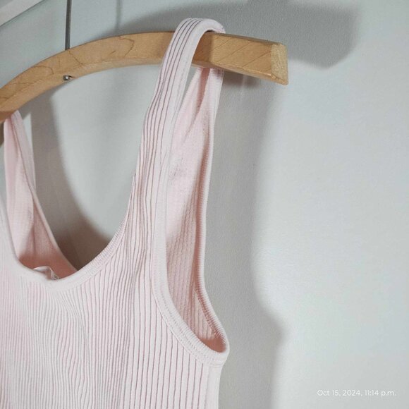 Light pink Rose and Vine Stretchy ribbed Vneck crop top flattering - Picture 2 of 7